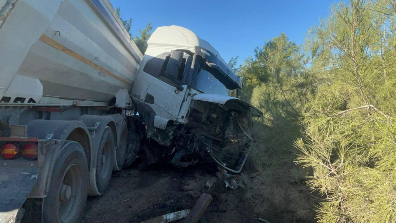 Muğla'da Feci Kaza: TIR ile Lüks Otomobil Kafa Kafaya Çarpıştı, 2 Yaralı 5